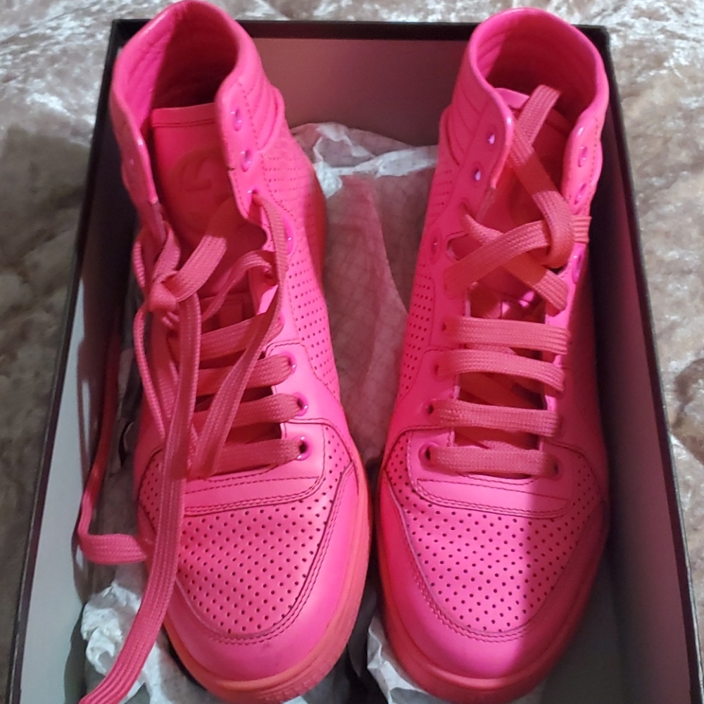 Authentic Gucci Sneakers pink.